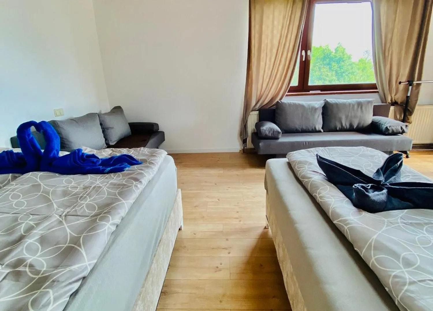 Homestay Family Room In Am Schopfwerk Area Vienna