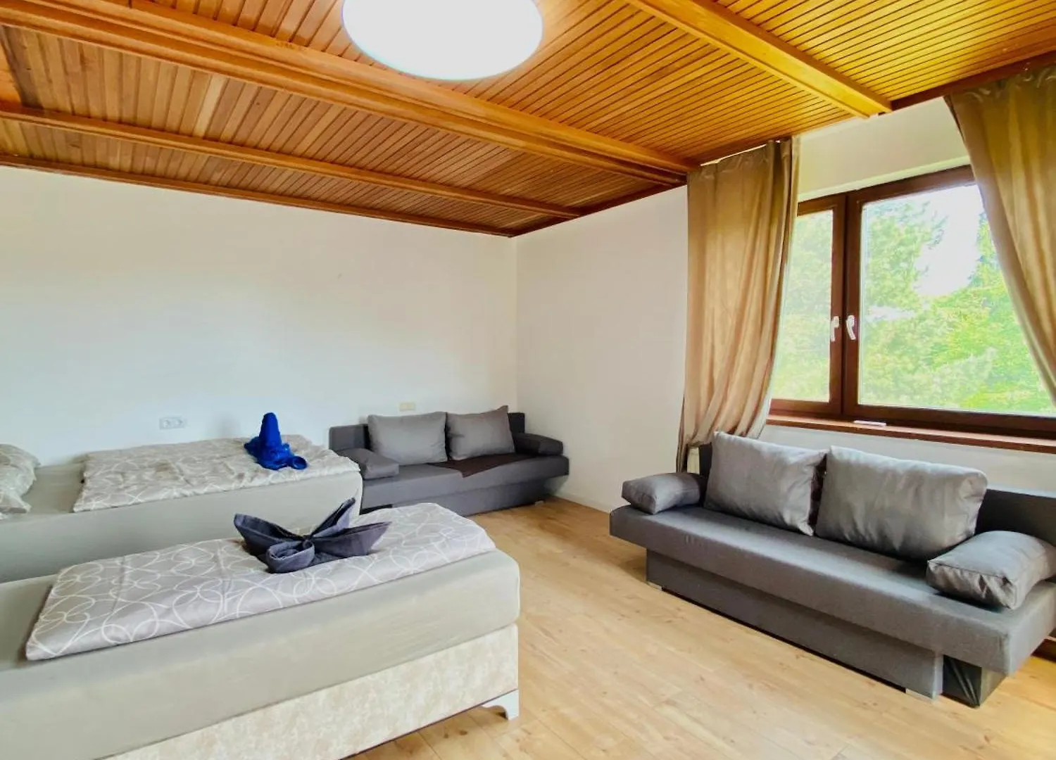 Homestay Family Room In Am Schopfwerk Area Vienna